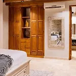 Isaluna Luxury House