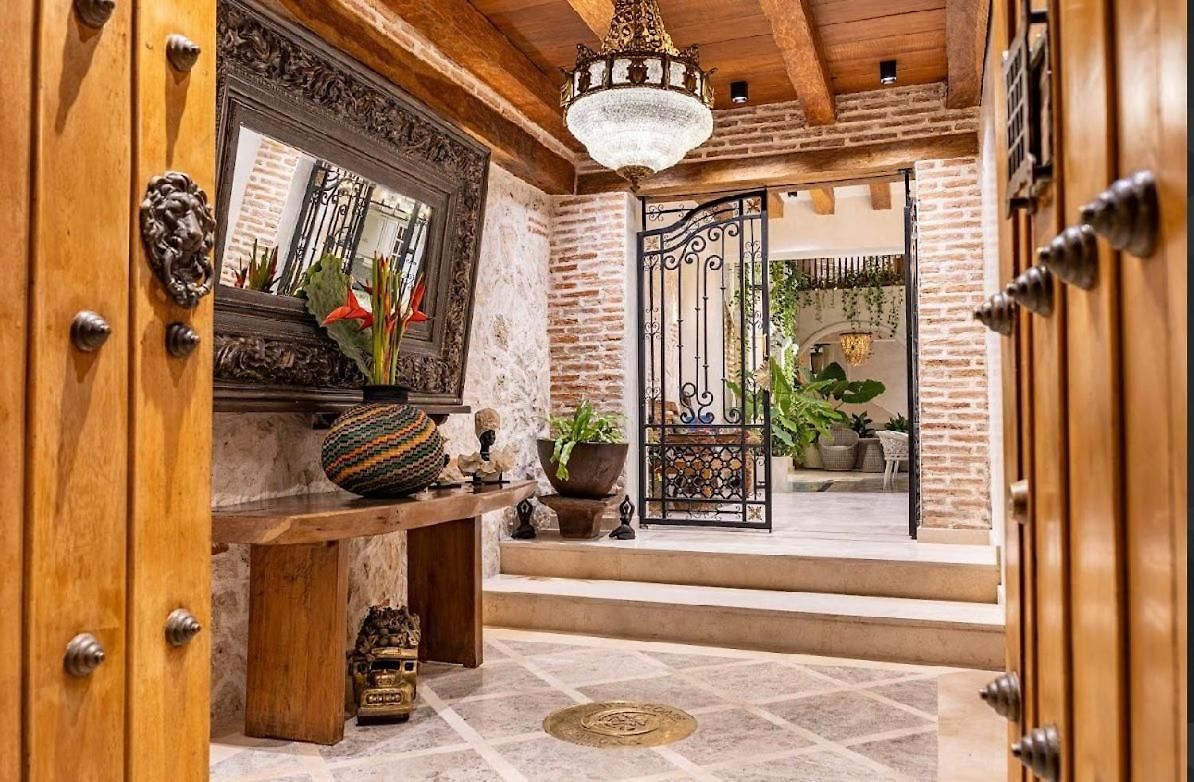 Isaluna Luxury House