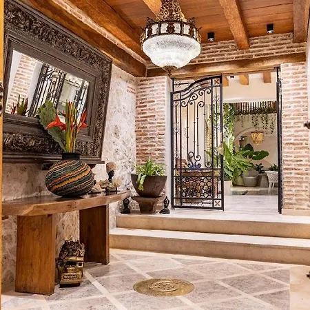 Isaluna Luxury House